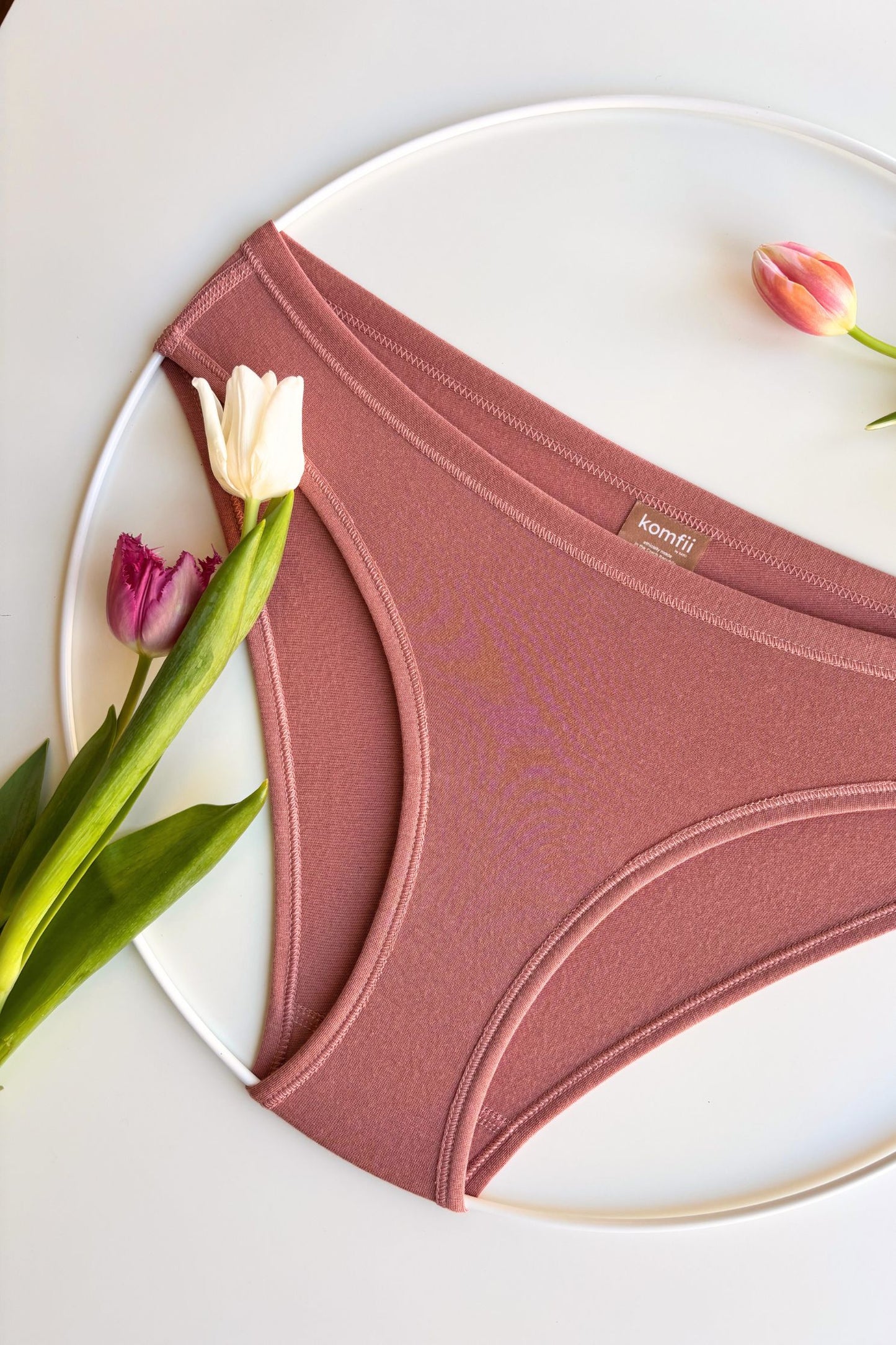 pohled na nemenstruační kalhotky komfii bikini briefs v barvě růžové latté na kruhu
