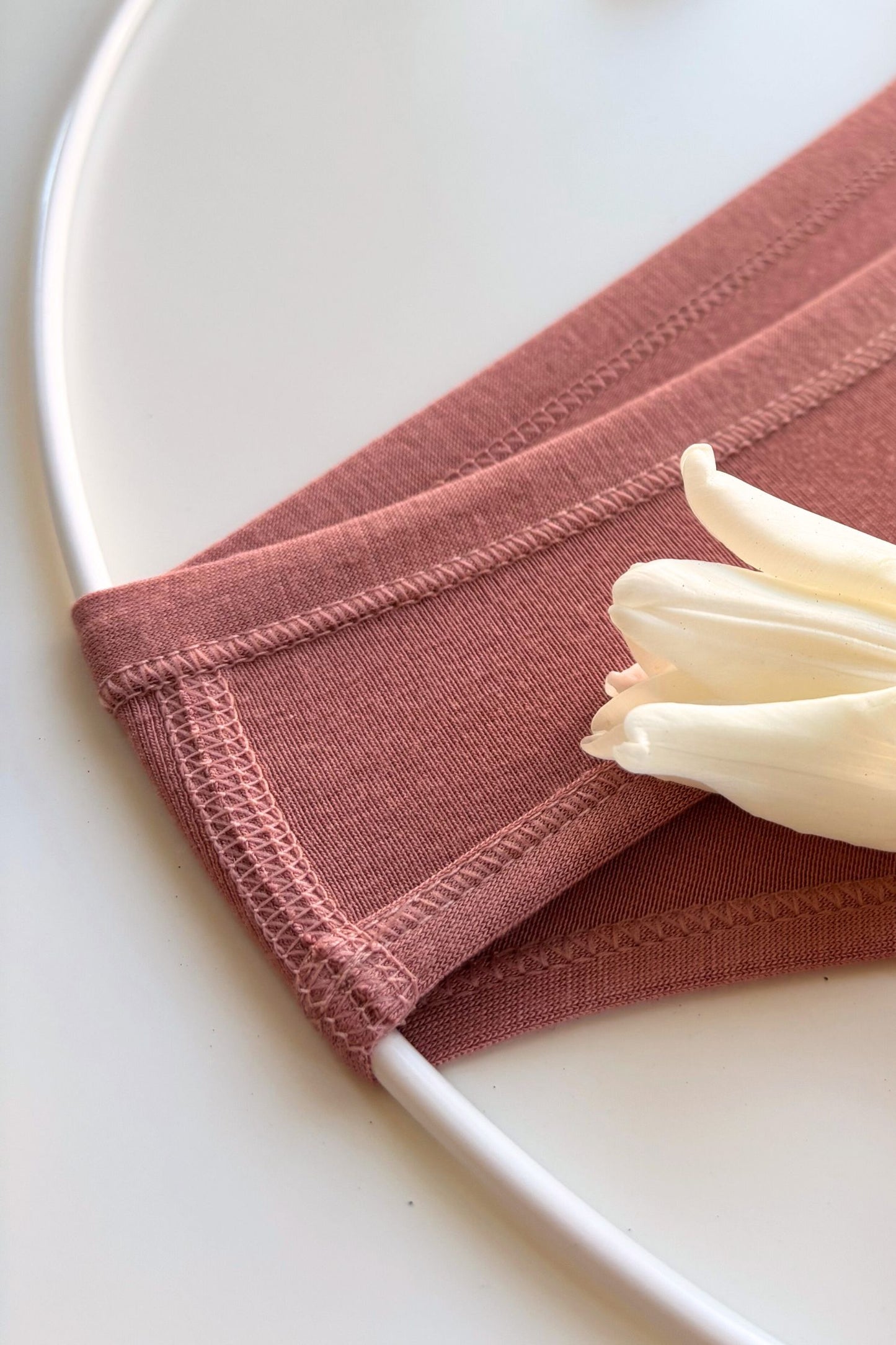 detailní záběr na boční šev nemenstruačních kalhotek komfii bikini briefs v barvě růžové latté s plochými švy na kruhu