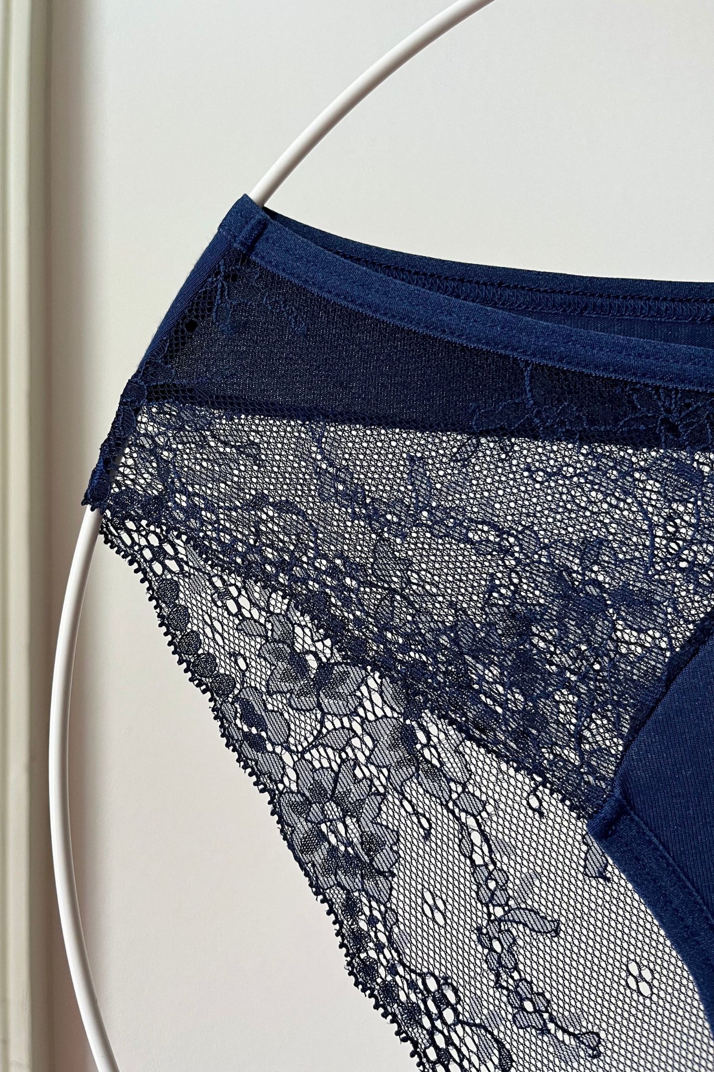 detail kvalitní příjemné krajky menstruačních brazilek