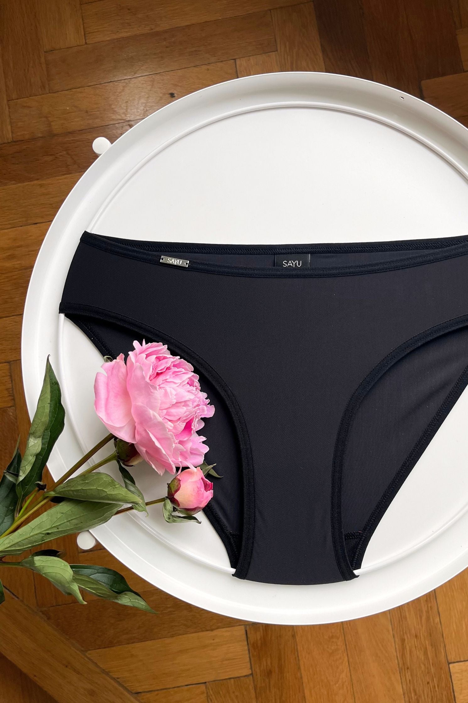 Černé menstruační SAYU plavky klasického střihu, pohled zepředu, foceno na bílém pozadí