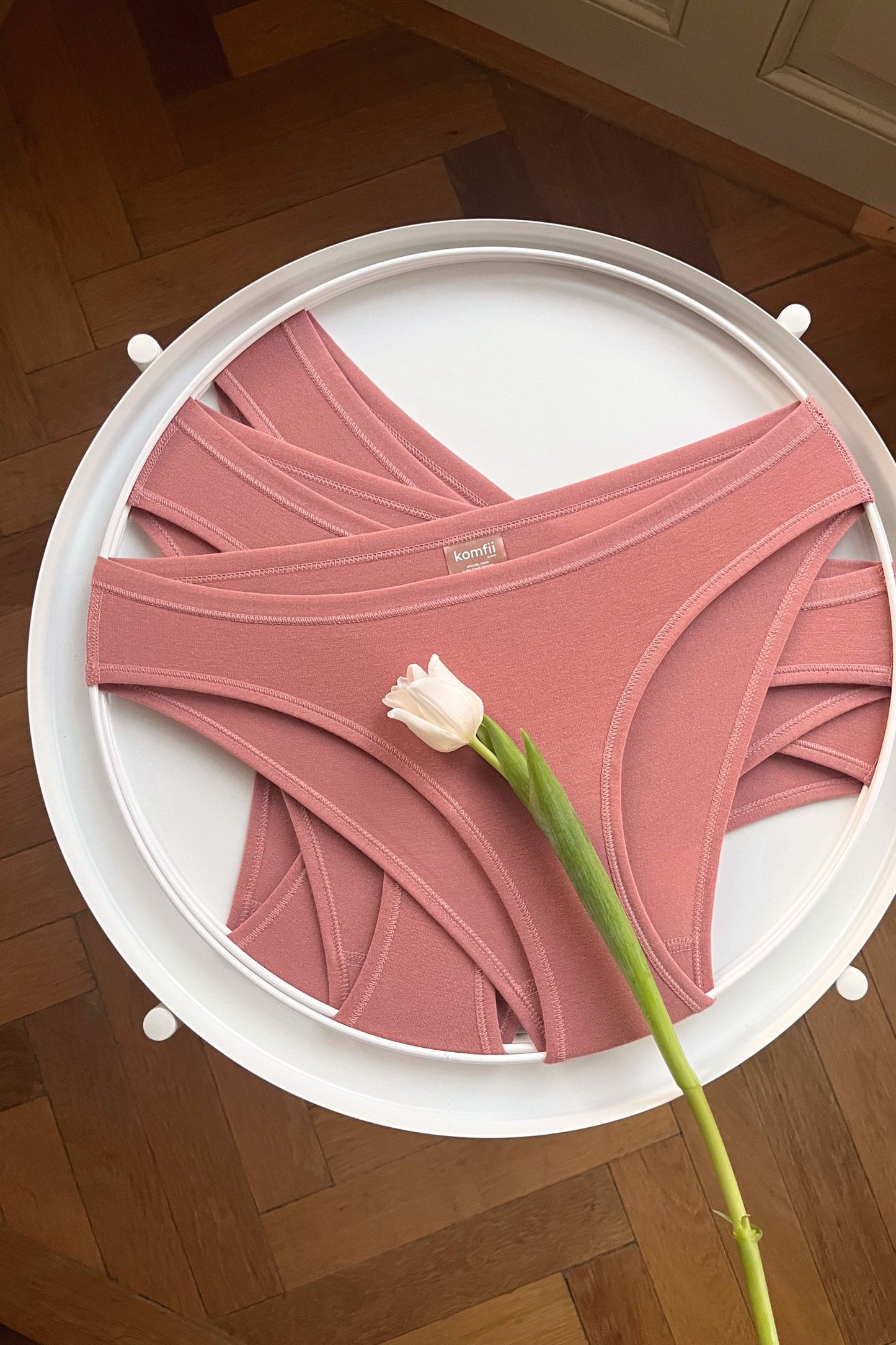 set tří nemenstruačních kalhotek komfii bikini briefs v barvě růžové latté s plochými švy na kruhu