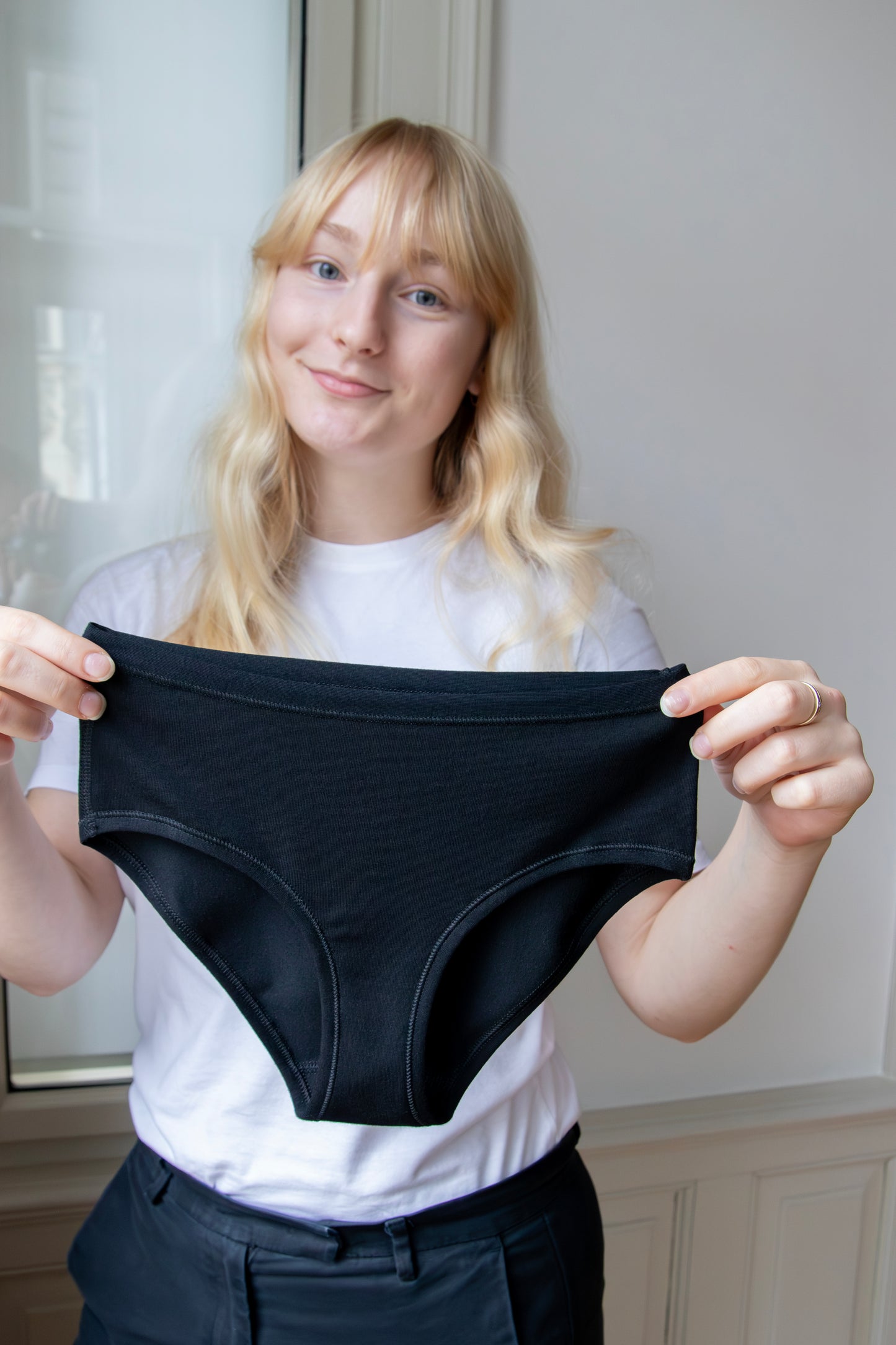 Přední strana černých nemenstruačních kalhotek komfii