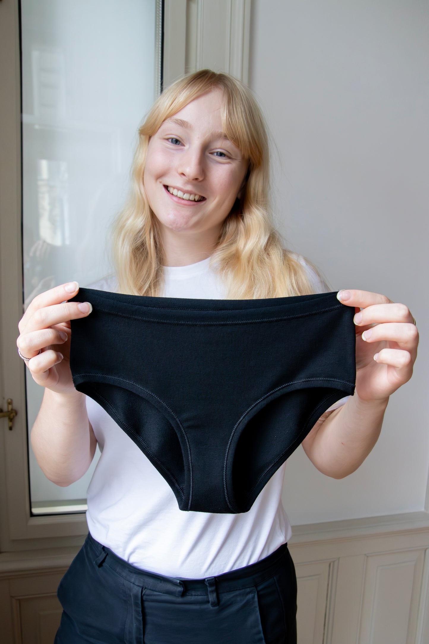 Přední strana černých nemenstruačních kalhotek komfii