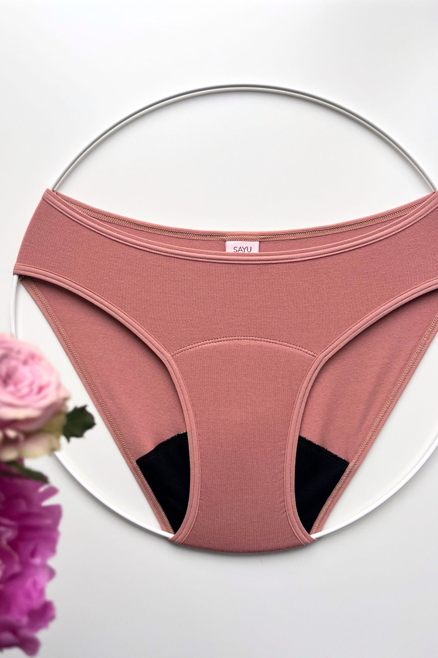 České menstruační SAYU kalhotky nízké savosti, foceno na bílém pozadí.