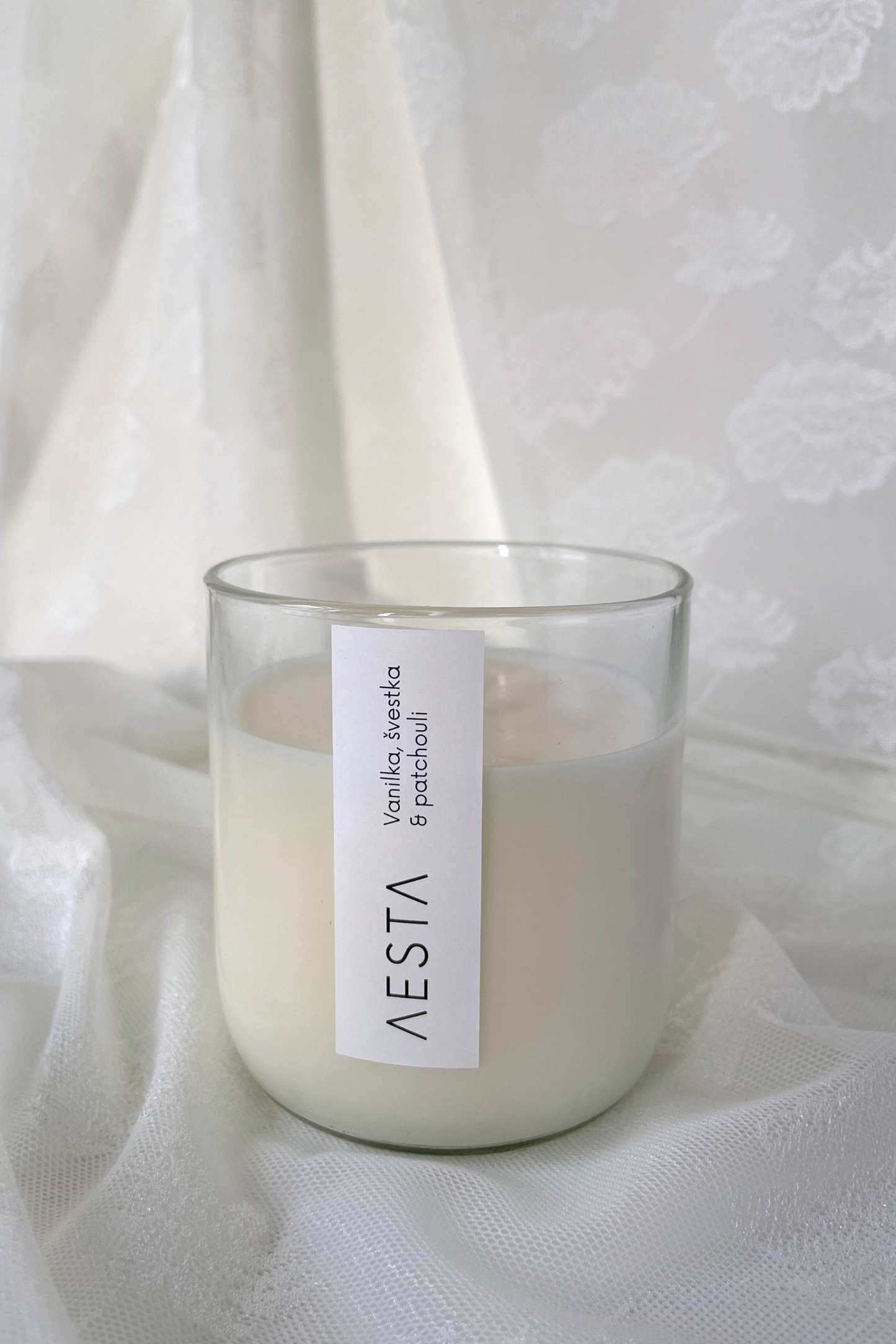 Sojová svíčka v upcyklované sklenici - Vanilka, švestka & patchouli.