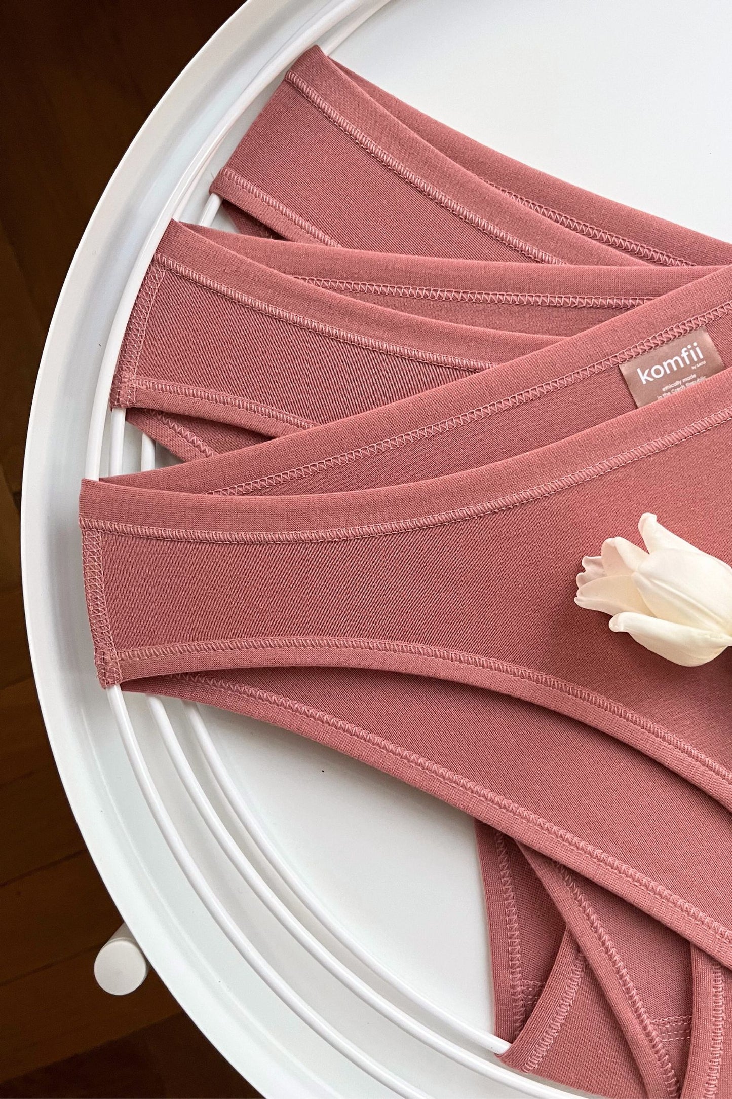 detailní záběr na set 3 nemenstruačních kalhotek komfii bikini briefs v barvě růžové latté s plochými švy