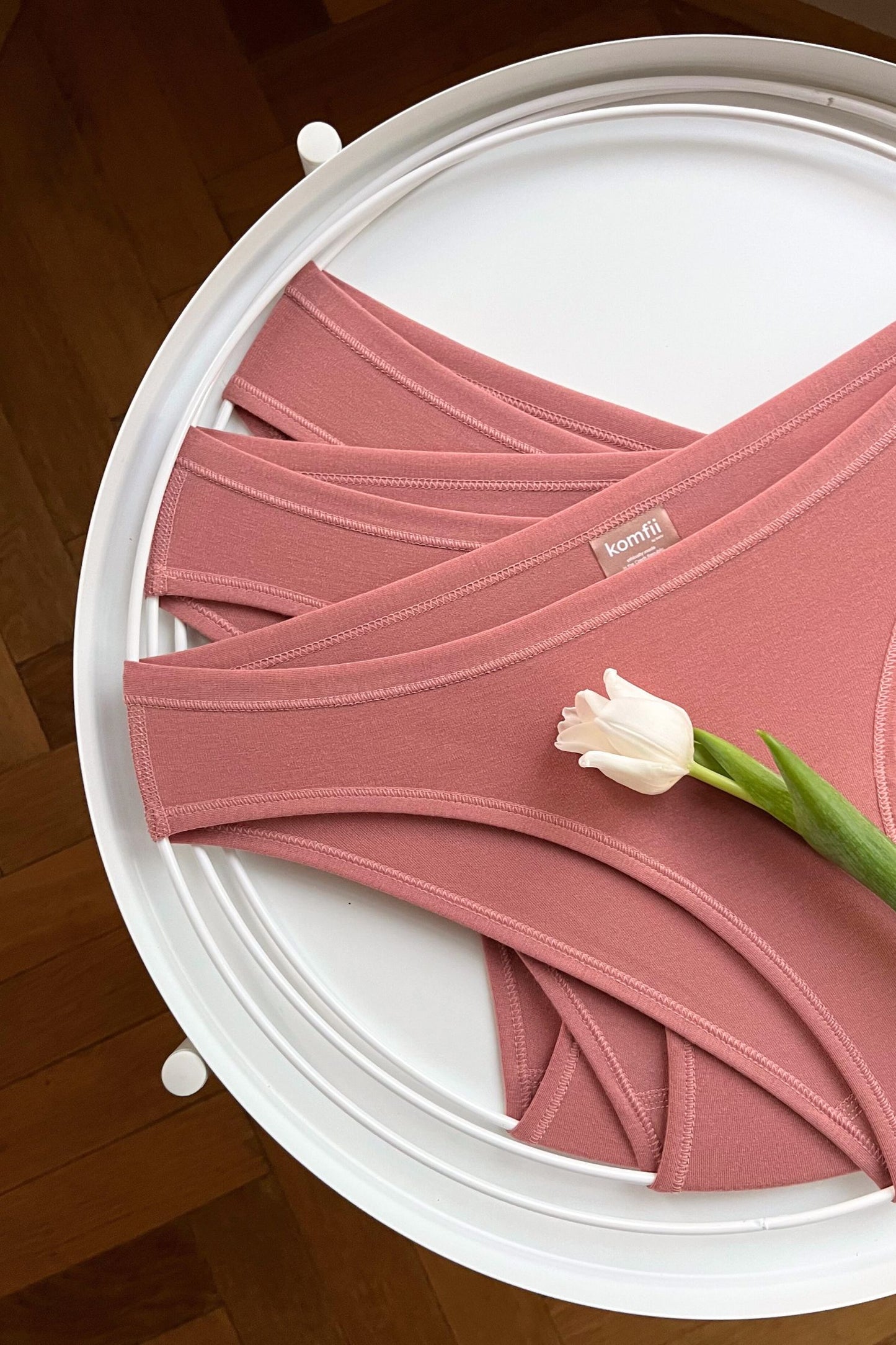 detailní přední záběr na nemenstruačních kalhotek komfii bikini briefs v barvě růžové latté s plochými švy na kruhu