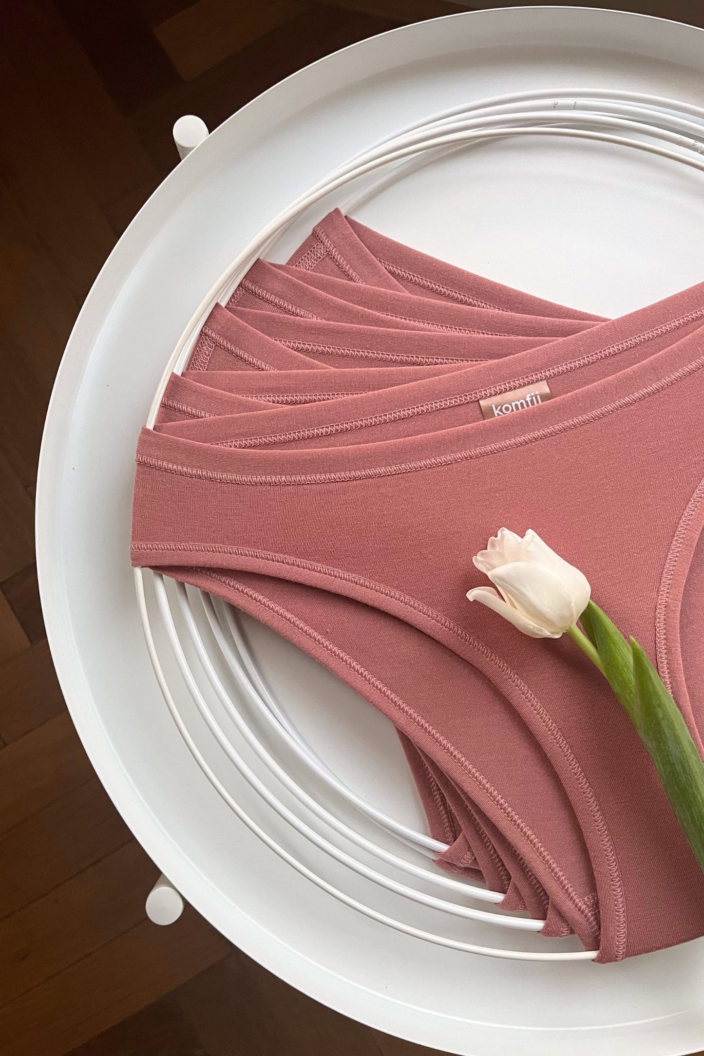 pohled na set 5ti nemenstruační kalhotkek komfii bikini briefs v barvě růžové latté na kruhu