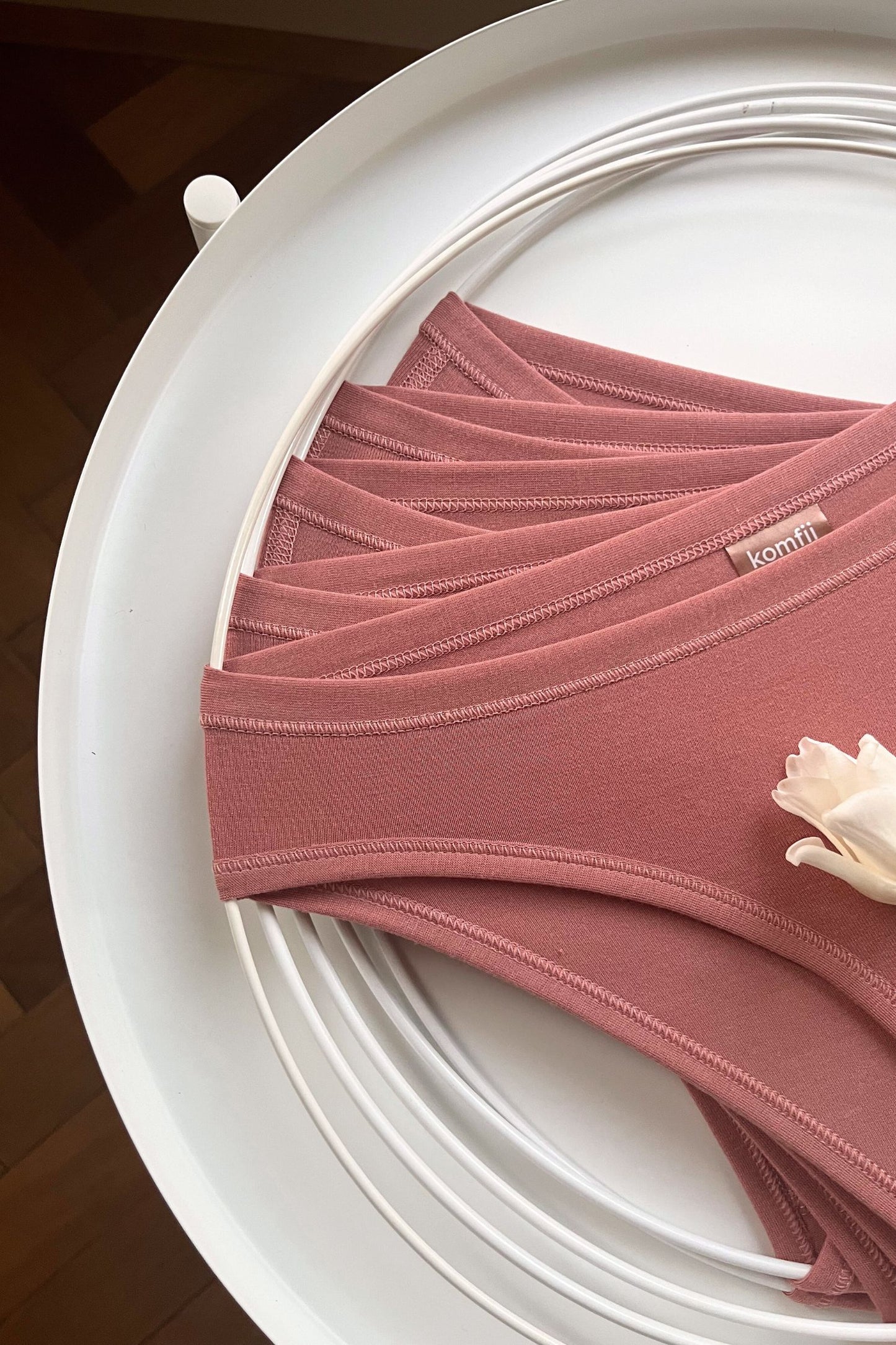 detailní pohled na set 5ti nemenstruační kalhotkek komfii bikini briefs v barvě růžové latté na kruhu