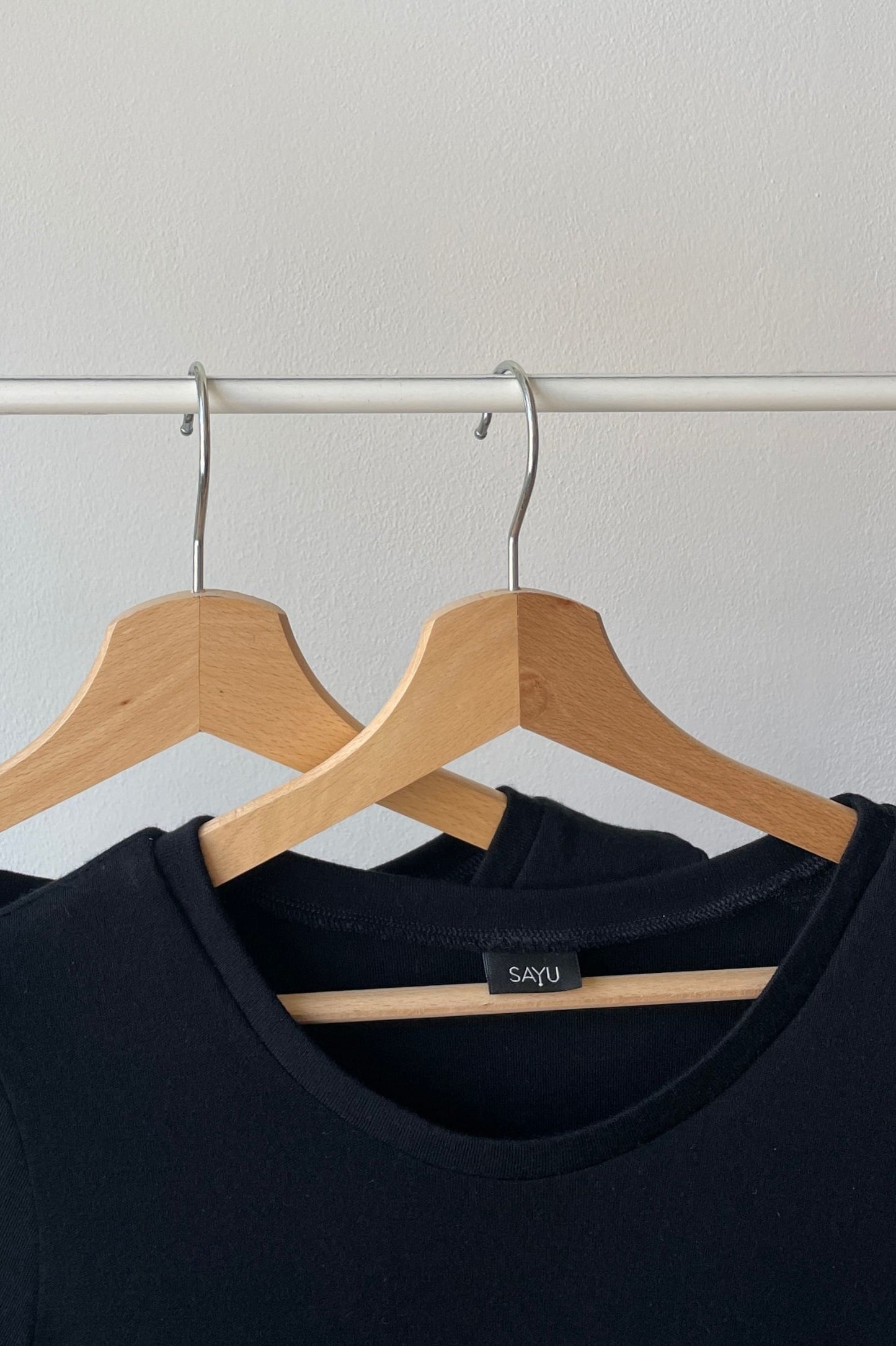 Detailní pohled na výstřih merino trička v černé barvě