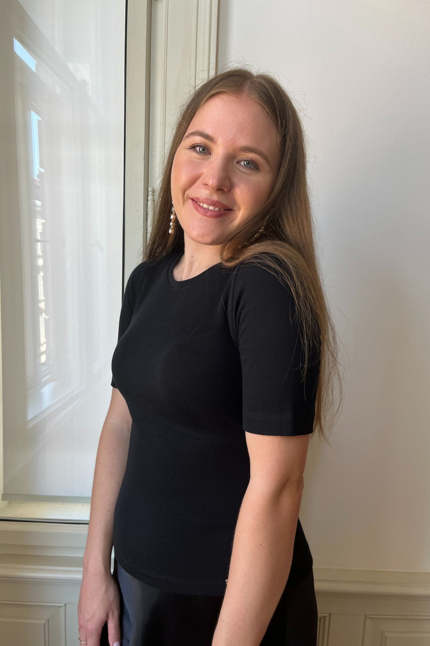 Modelka Majda s černým merino tričkem s krátkými rukávy