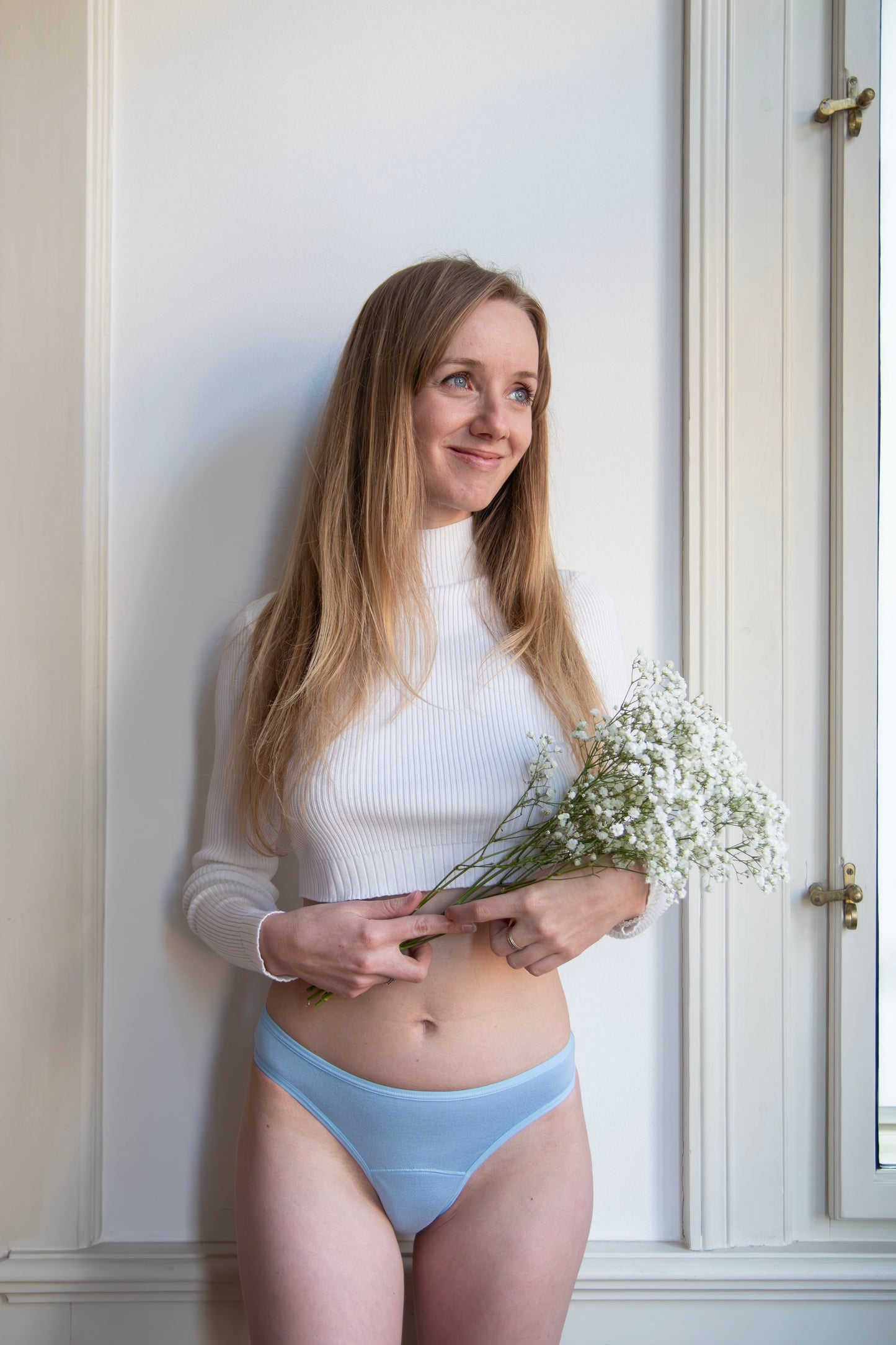 pohled na přední část na menstruační kalhotky střihu Hi cut v barvě skyblue, model Petry Zehnálkové