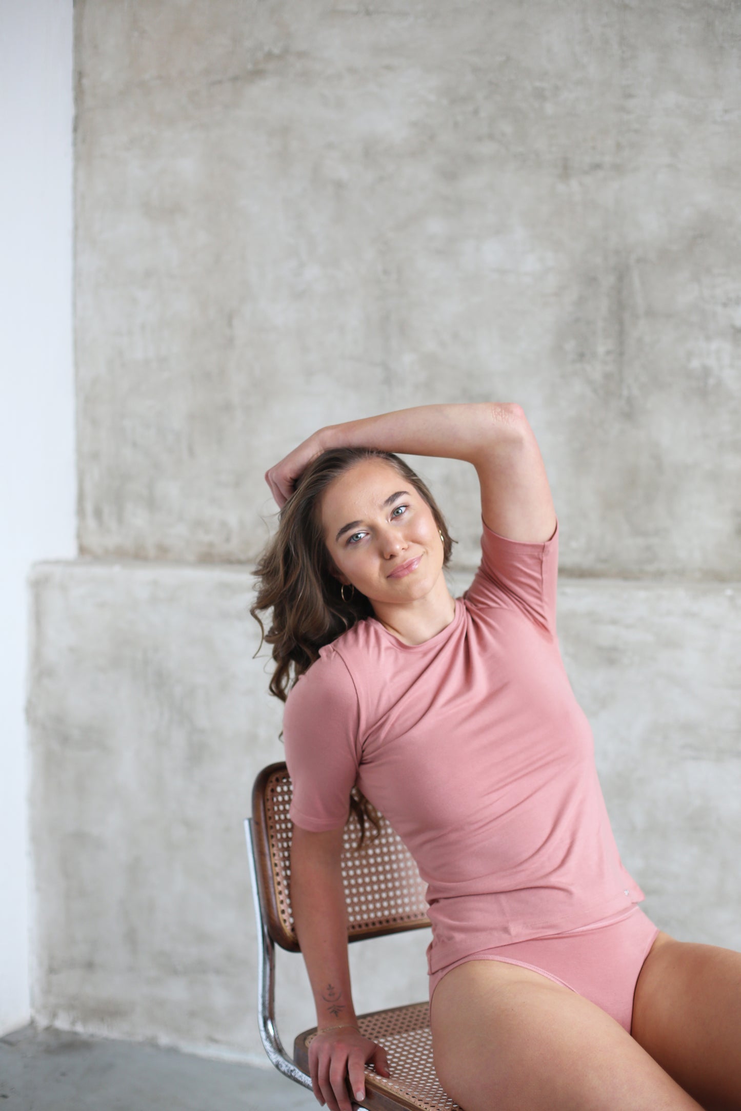 Krátký rukáv růžového trička z modalu – volný a lehký pro maximální komfort