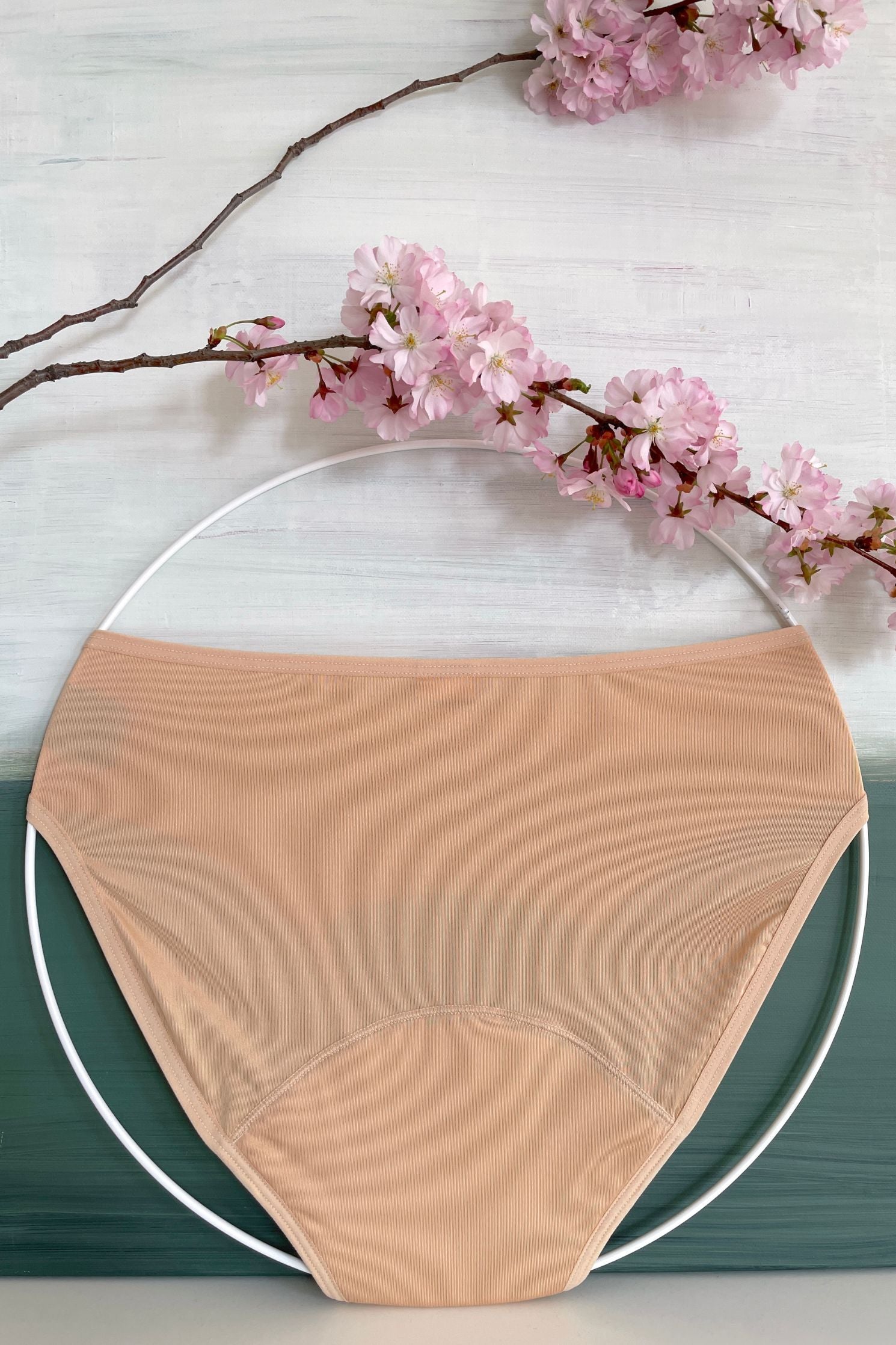 Zadní pohled na SAYU menstruační kalhotky v tělové barvě z rychleschnoucího mikropolyesteru