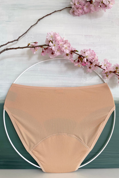Zadní pohled na SAYU menstruační kalhotky v tělové barvě z rychleschnoucího mikropolyesteru