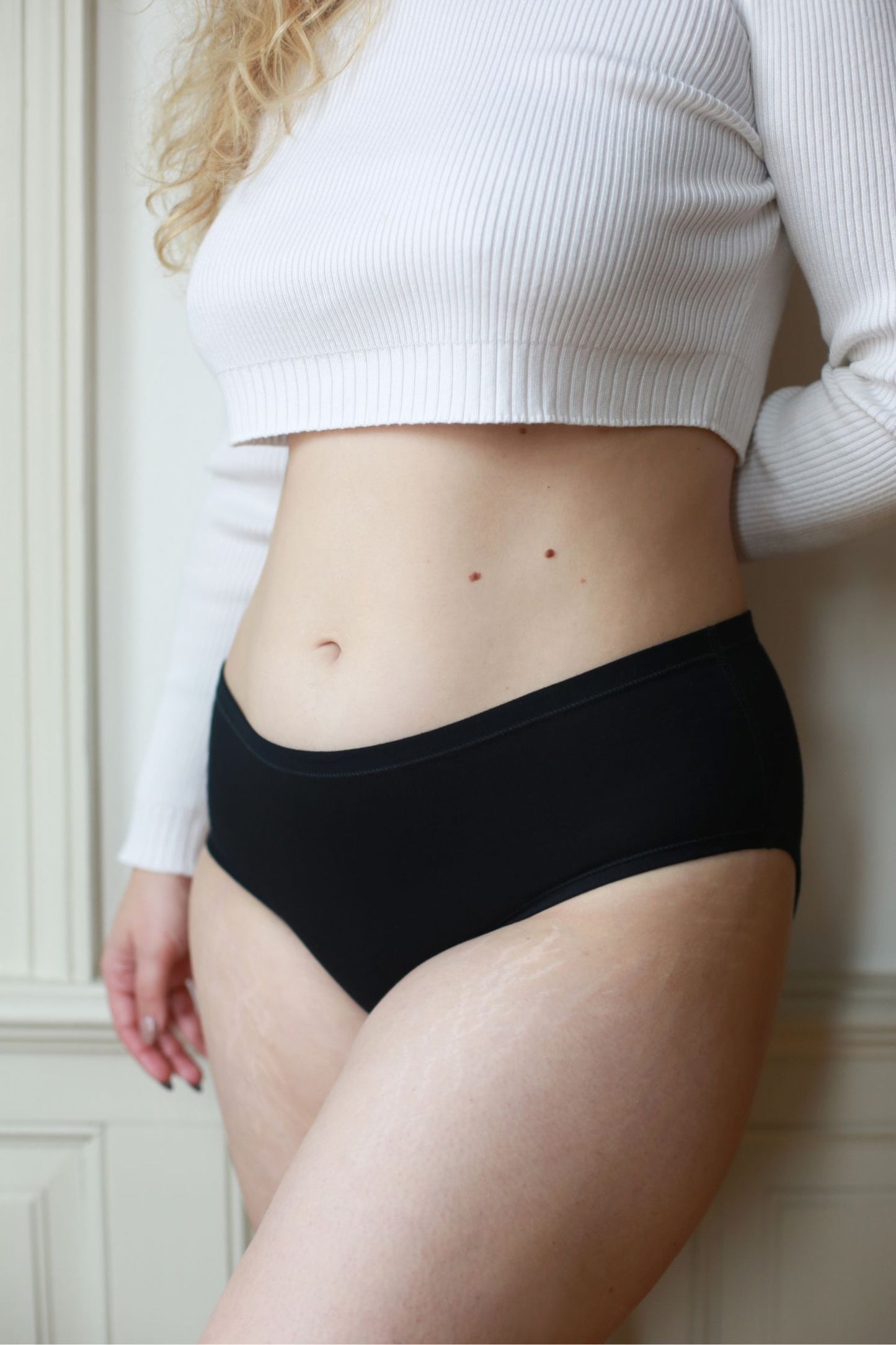 Detail na černé nemenstruačních komfii kalhotky z modalu.