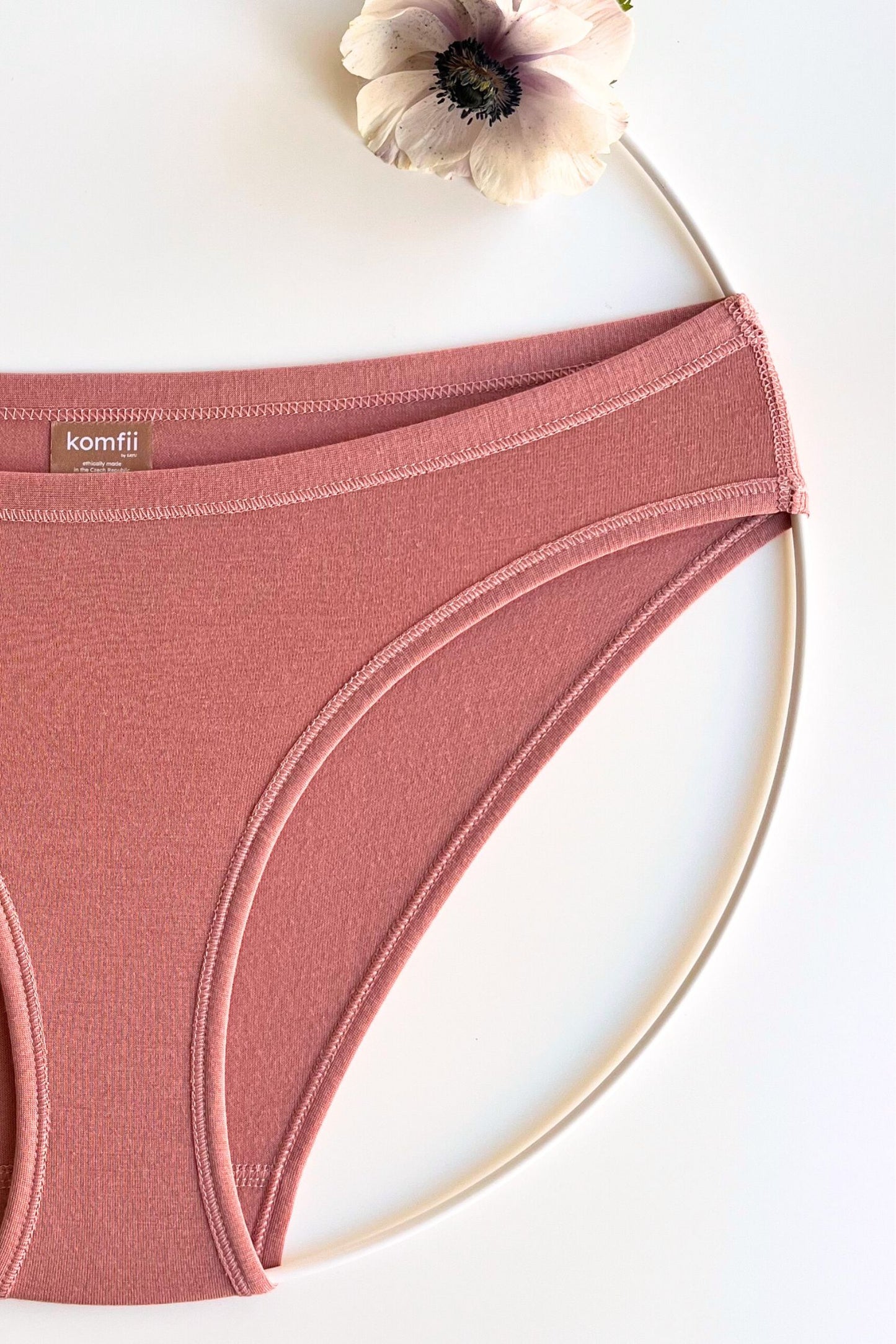 pohodlné klasické kalhotky s plochými švy na denní nošení bikini briefs v růžové latte barvě