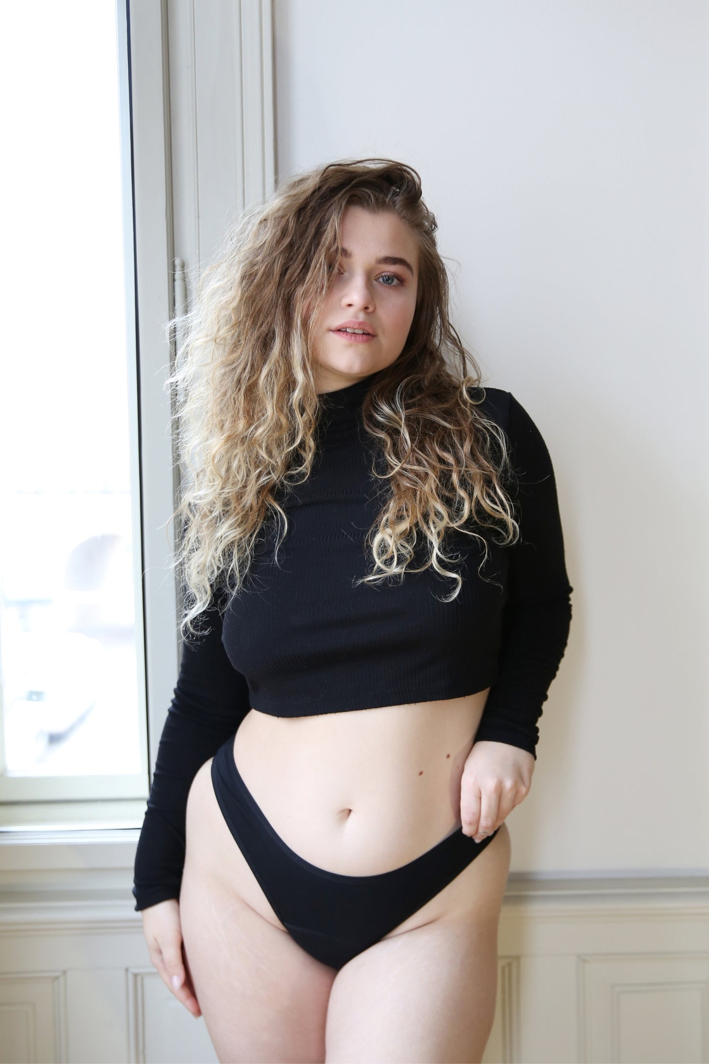 Přední pohled na vykrojené modalové light kalhotky Hi Cut na modelce
