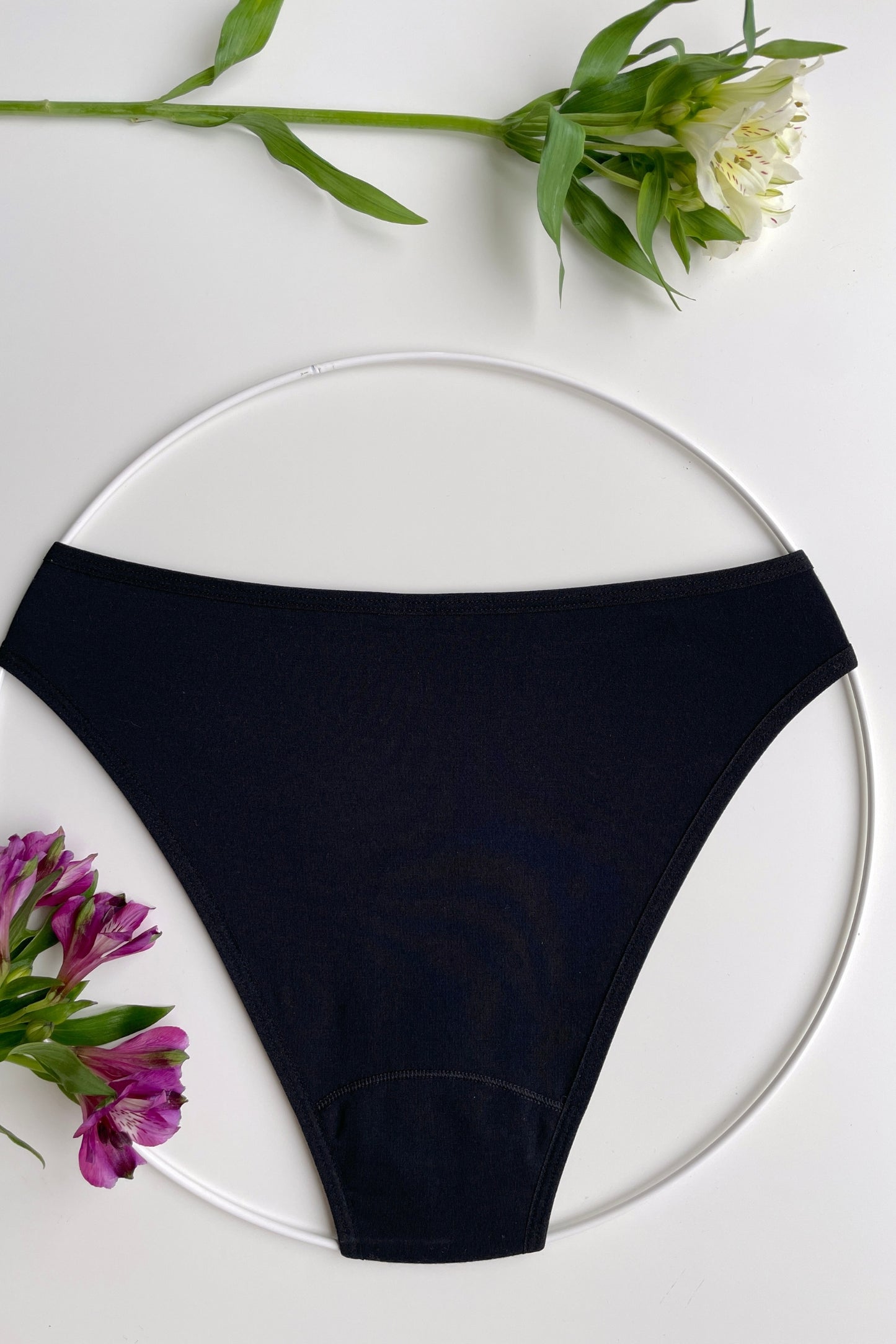 Zadní část menstruačních kalhotek vykrojenějšího střihu