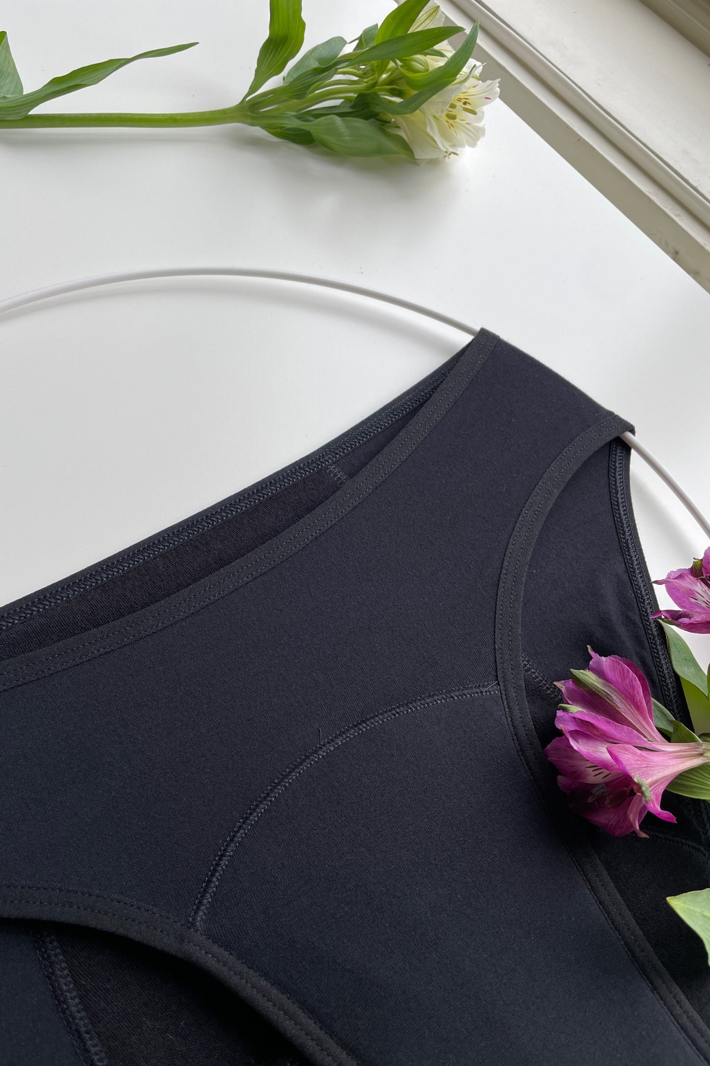 Detailní pohled na šití nočních menstruačních kalhotek