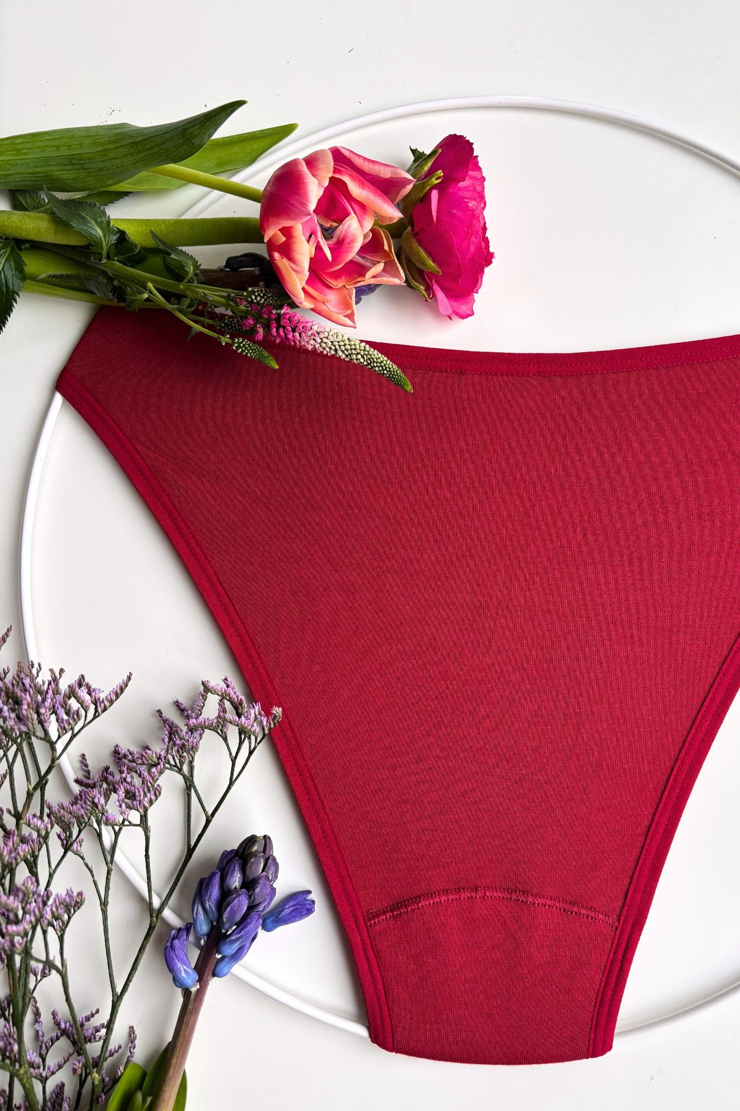 pohled zezadu na české menstruační kalhotky SAYU ve vykrojeném střihu