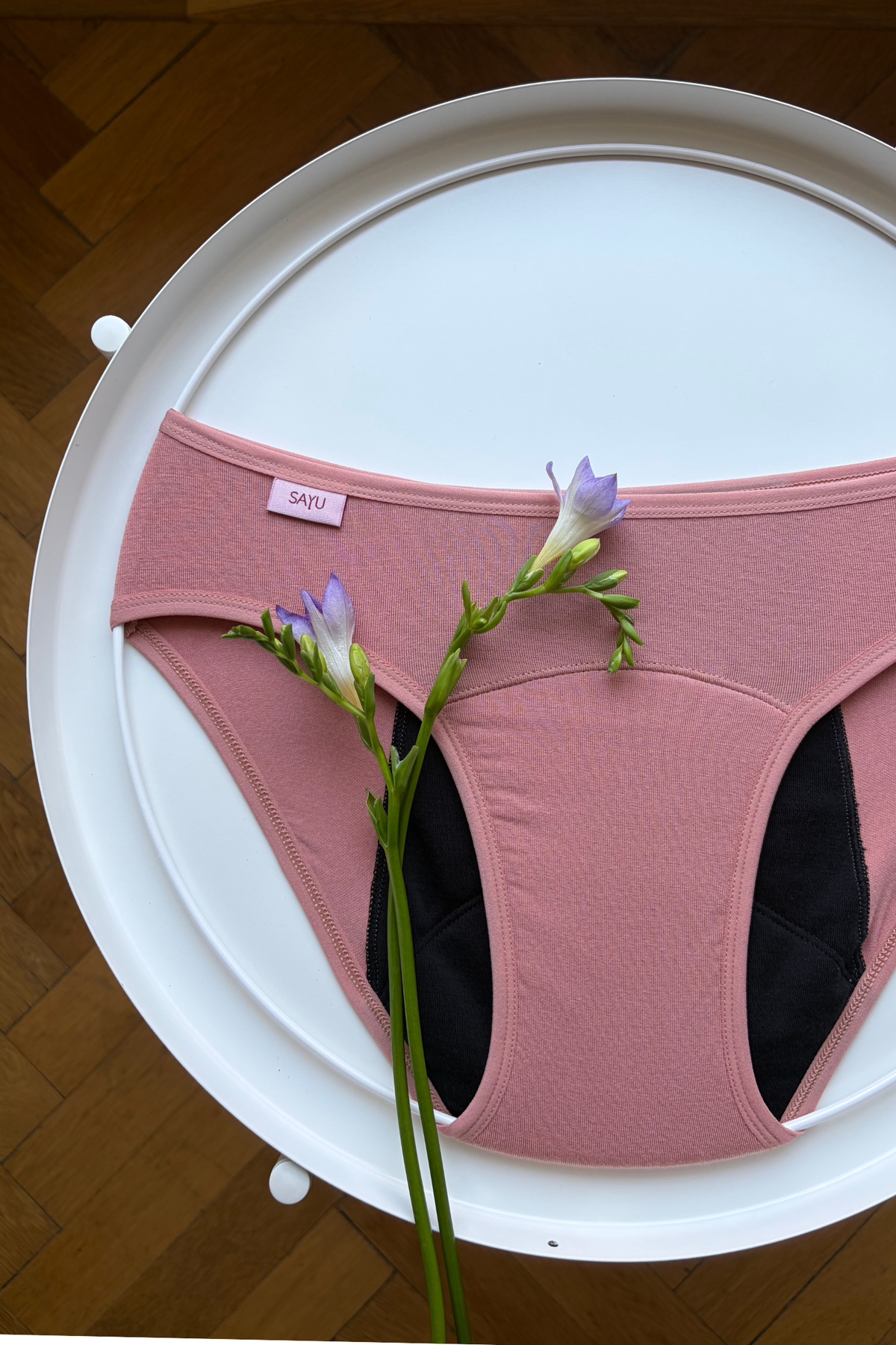 Noční menstruační kalhotky z modalu a s prodlouženou vložkou z merino vlny vhodné pro středně silnou menstruaci.