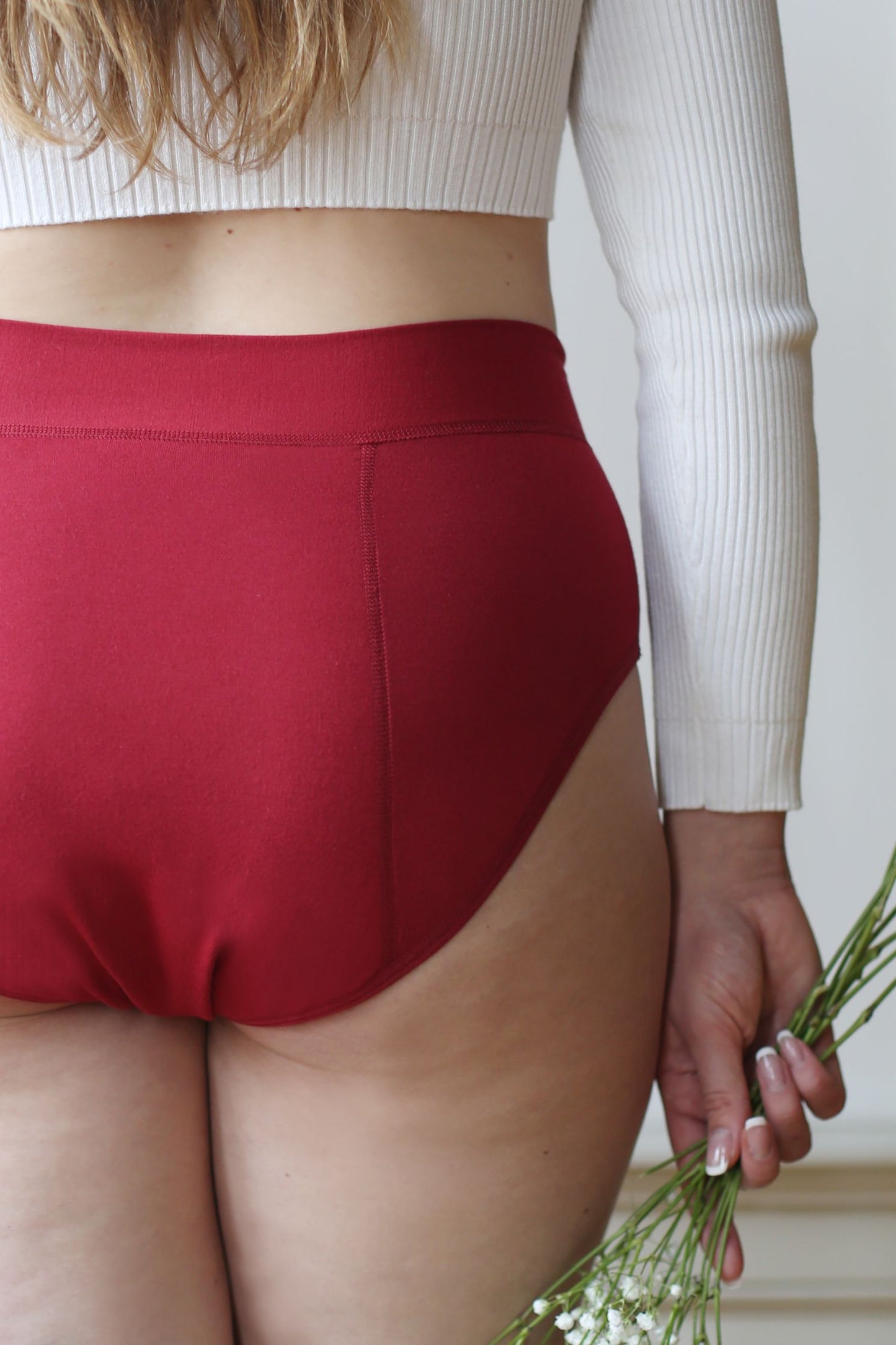 zadní díl menstruačních červených kalhotek s pružným pasovým lemem