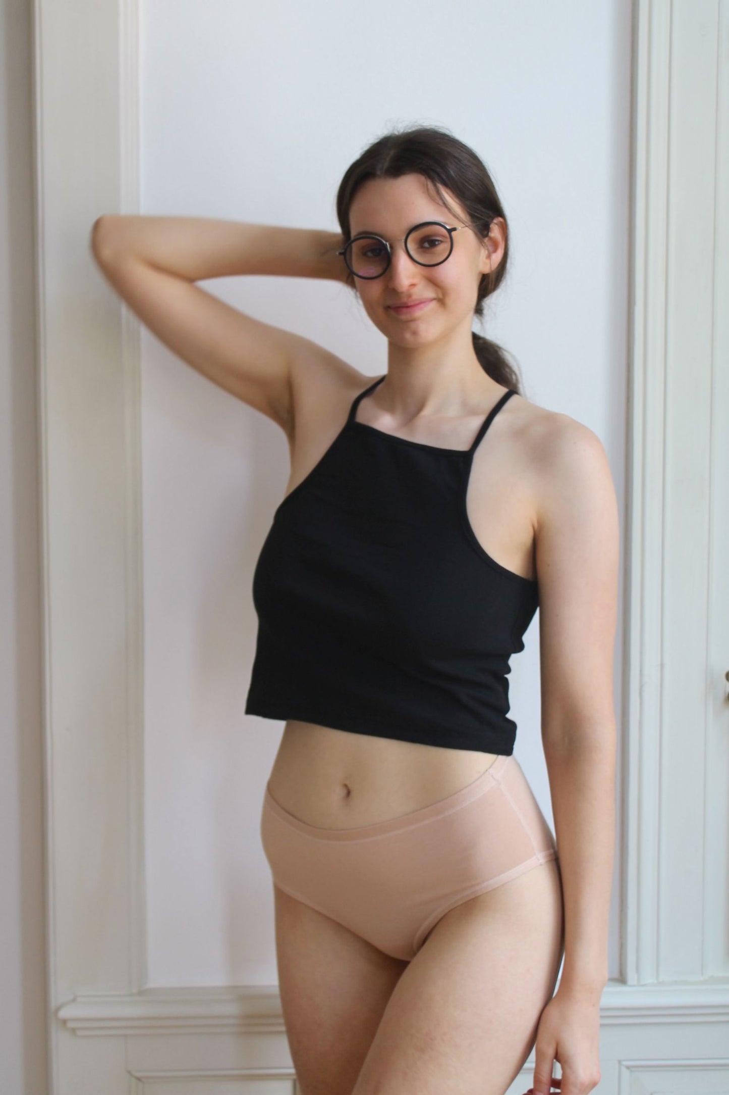 nemenstruační kalhotky komfii v béžové barvě zepředu na modelce Marině