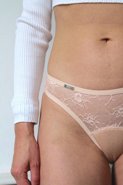 detailní záběr na zdobný prvek menstruačníhch kalhotek SAYU Hi Cut tělové s krajkou v přední části