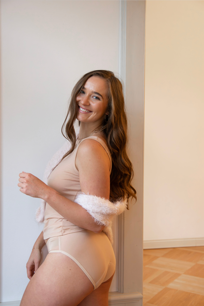 Tělové menstruační kalhotky z mikropolyesteru vysoké savosti z bočního pohledu na modelce.