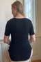Modelka Jana s černým merino tričkem s krátkými rukávy - pohled zezadu