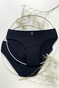 Černé menstruační kalhotky v klasickém střihu - zepředu a zezadu