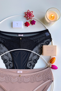 Fotografie setu menstruačních kalhotek s krajkou