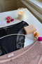 Detail na produkty v setu menstruačních kalhotek, mýdla a svíčky