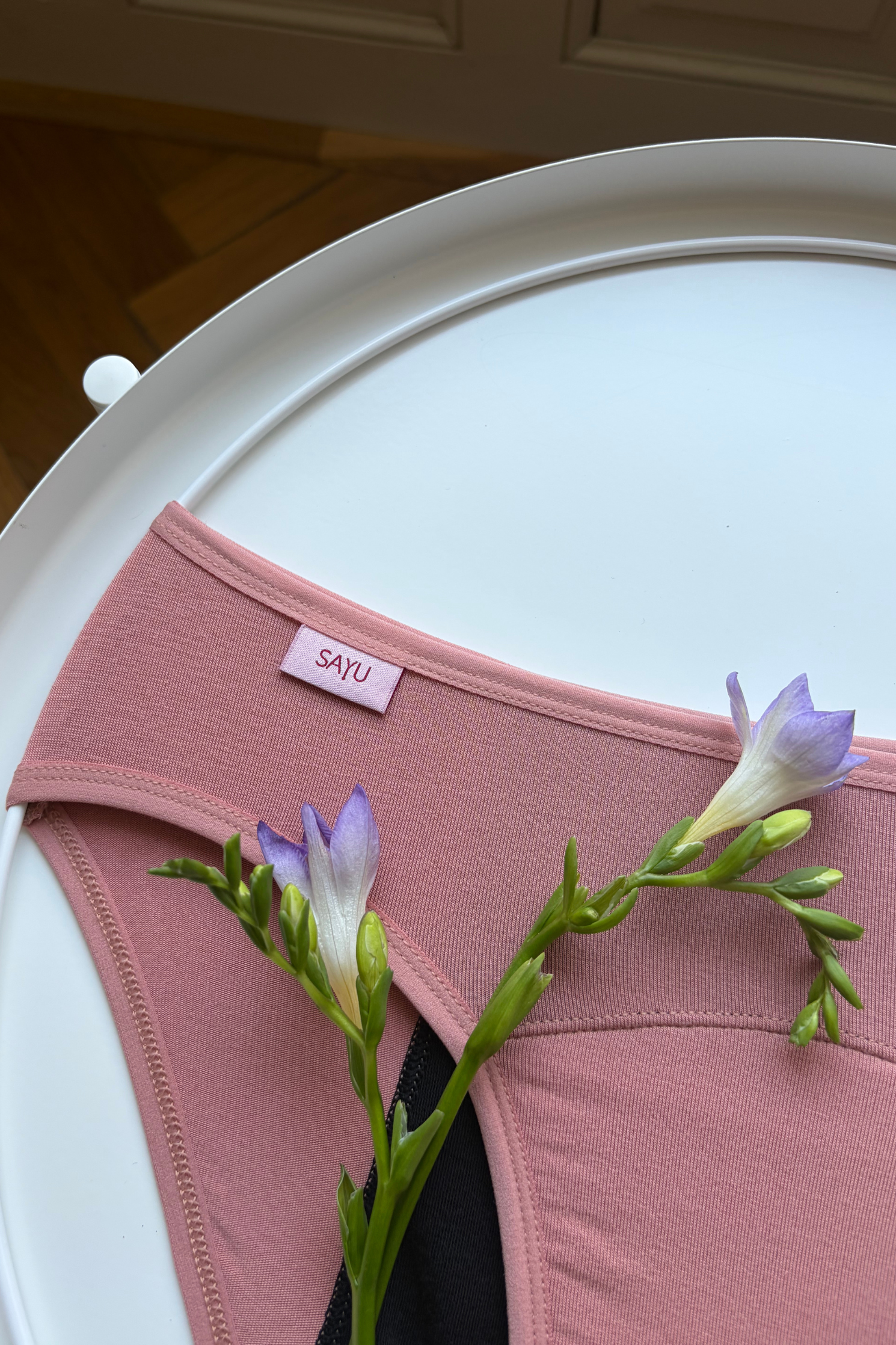 Bližší pohled na noční menstruační kalhotky s prodlouženou vložkou z merino vlny, v barvě růžové latte a střední savosti 3/5 kapiček.