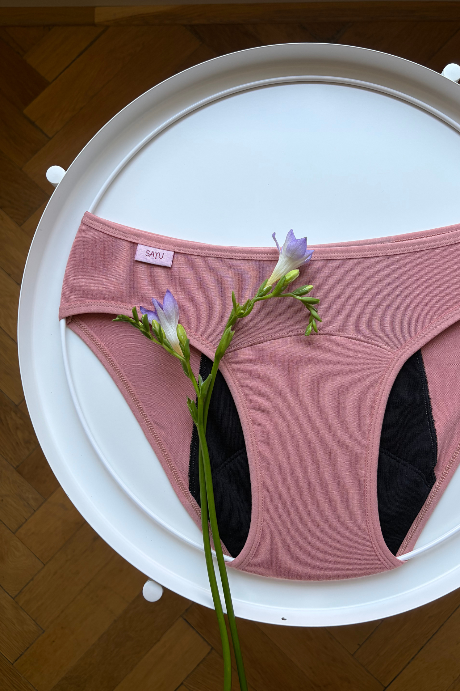 Růžové menstruační kalhotky SAYU na spaní s prodlouženou vložkou ušité v Česku z přírodních materiálů.