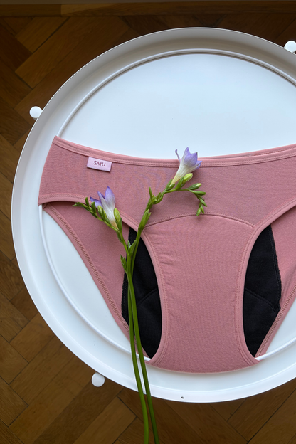 Růžové menstruační kalhotky SAYU na spaní s prodlouženou vložkou ušité v Česku z přírodních materiálů.