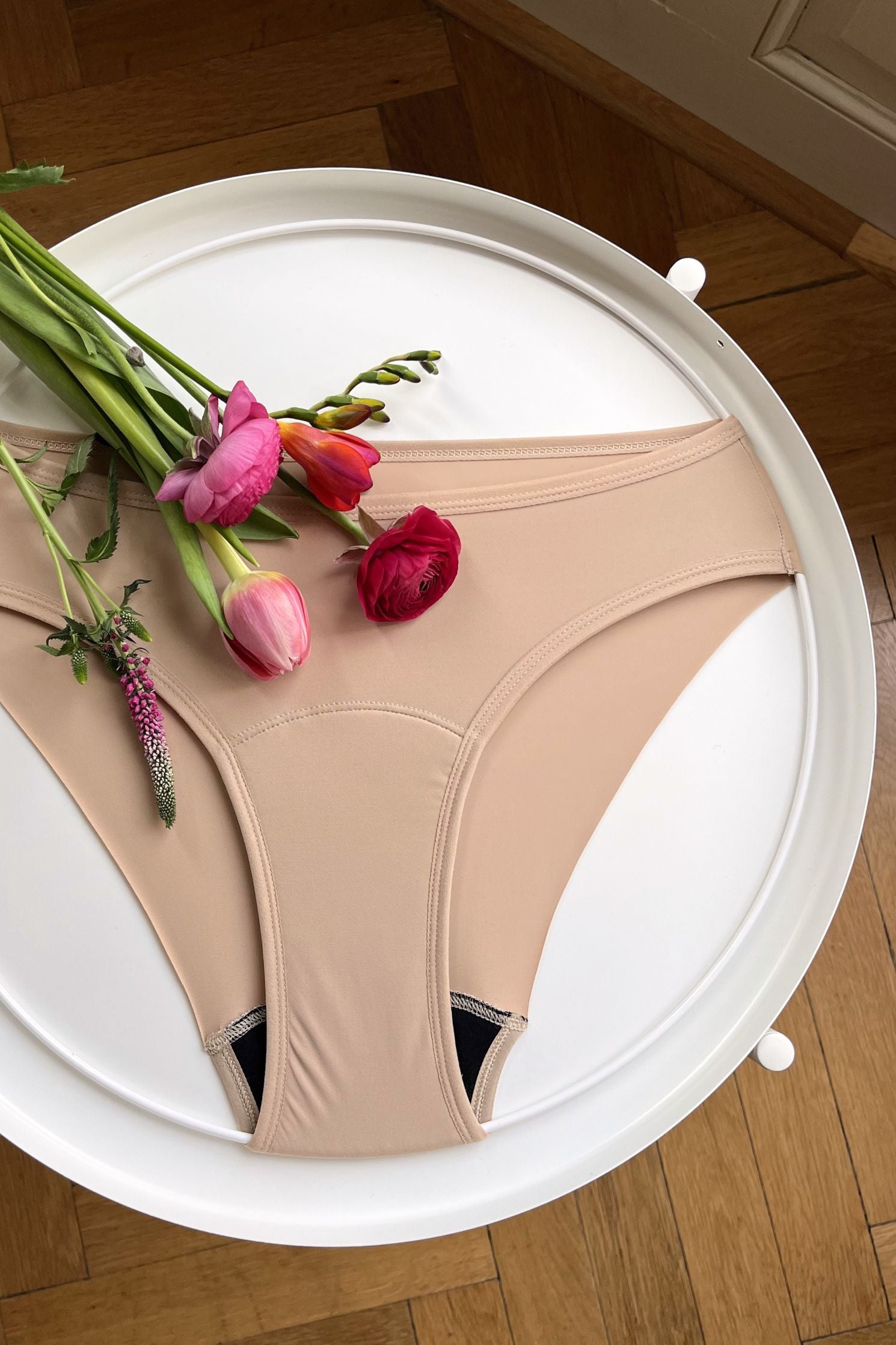 Menstruační tělové brazilky pro střední menstruaci s dotykovou merino vložkou. Produktová fotka.