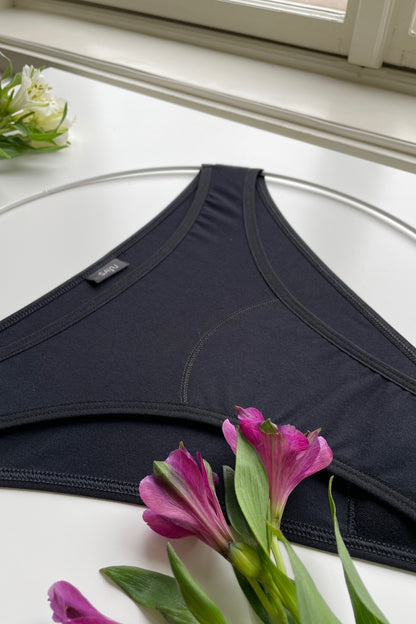 Menstruační kalhotky Hi Cut - boční pohled na detaily šití