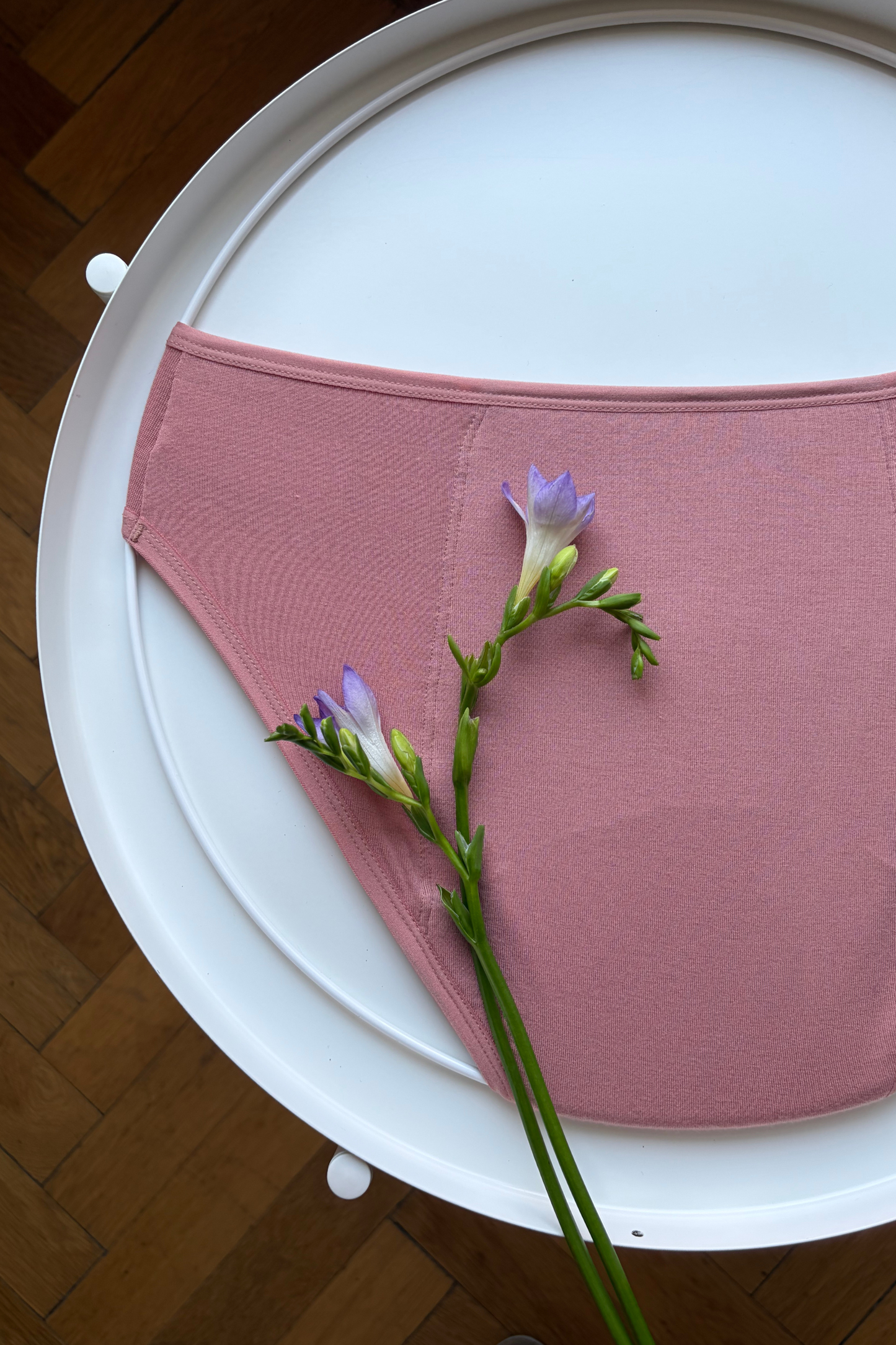 Pohled na zadní část menstruačních kalhotek SAYU na spaní s prodlouženou vložkou z merino vlny.