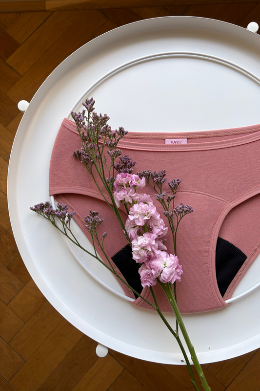 Dívčí menstruační kalhotky SAYU klasického střihu s merino vlnou růžové v nižší savostí.