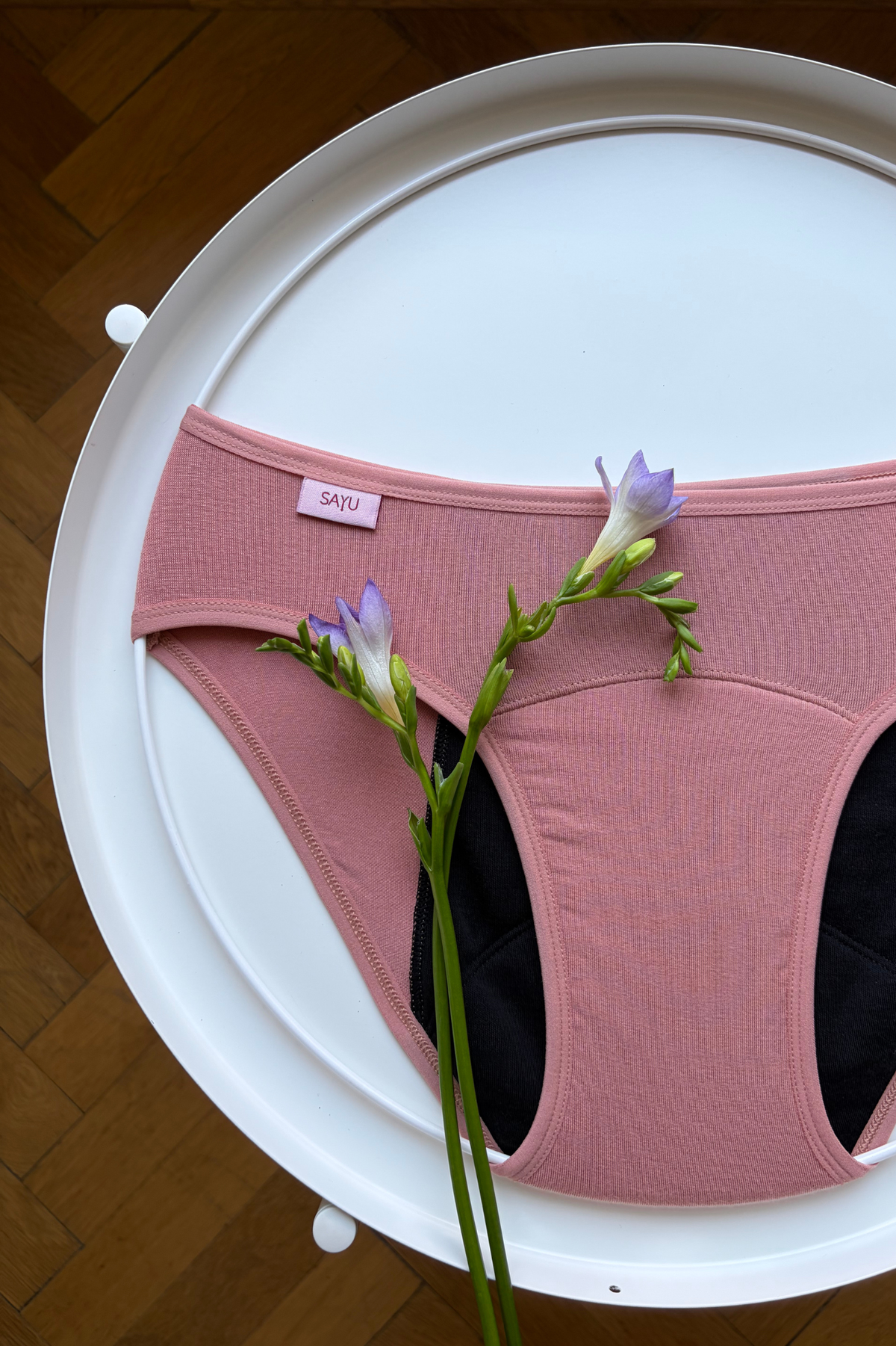 Menstruační kalhotky na spaní s prodlouženou vložkou z merino vlny. V barvě růžové latte a střední savosti 3/5 kapiček.