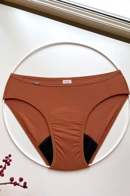 pohled ze předu na menstruační kalhotky SAYU v klasickém střihu, skořicová barva a nízká savost