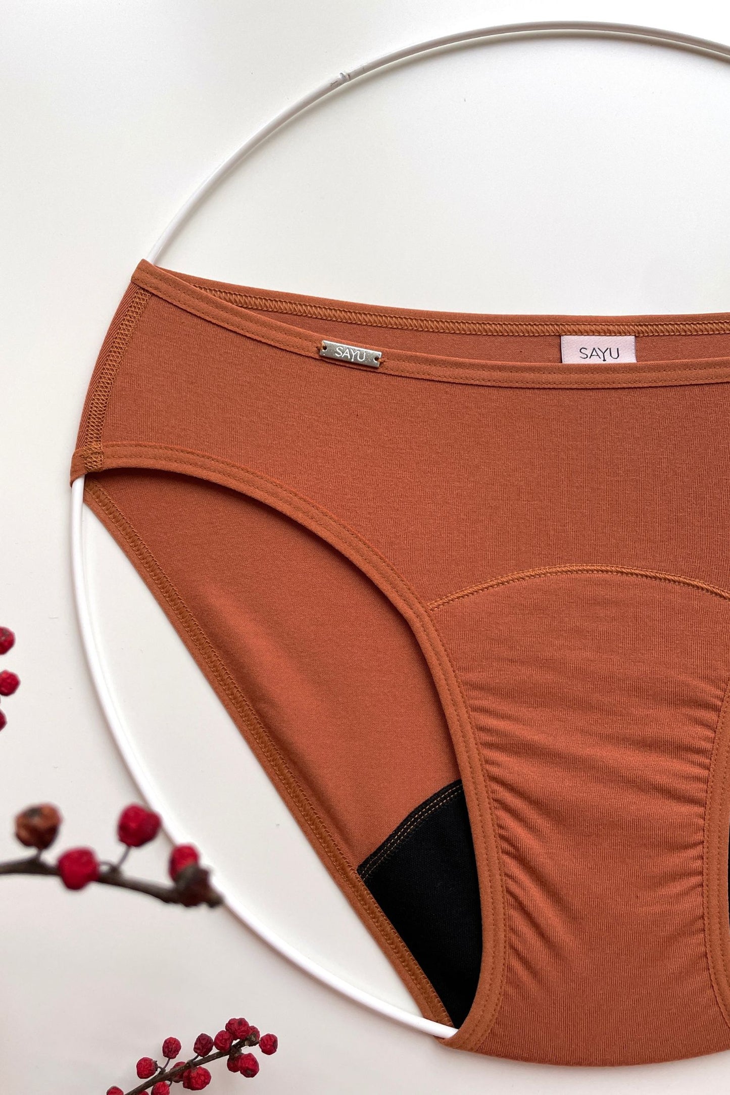 pohled ze předu na menstruační kalhotky SAYU v klasickém střihu, skořicová barva a nízká savost