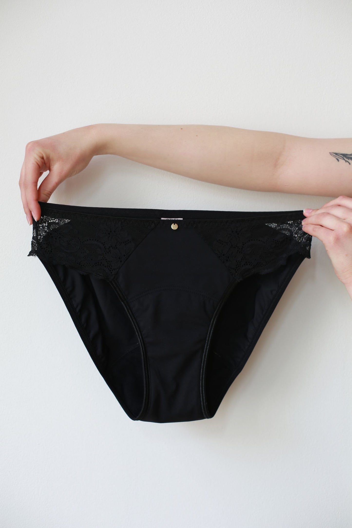 Černé menstruační kalhotky SAYU s rafinovanou krajkou v střední savosti.