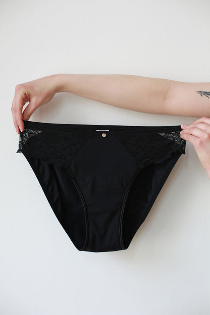 Černé menstruační kalhotky SAYU s rafinovanou krajkou v střední savosti.