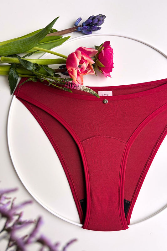 bordó model vykrojených menstruačních kalhotek SAYU, produktová fotka