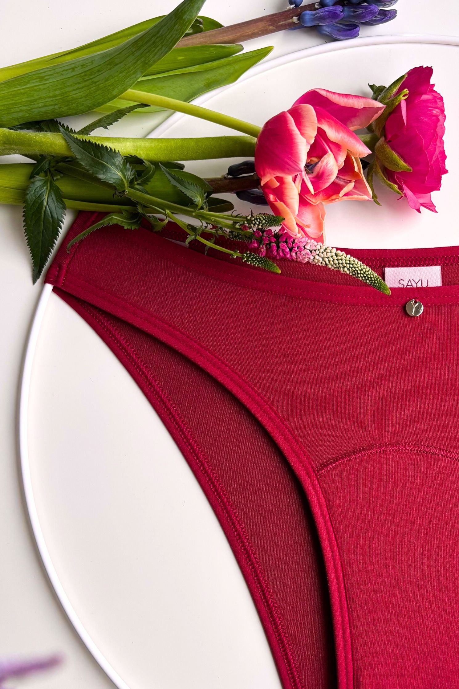 funkční menstruační kalhotky SAYU v bordó barvě a střední savosti, produktová fotka