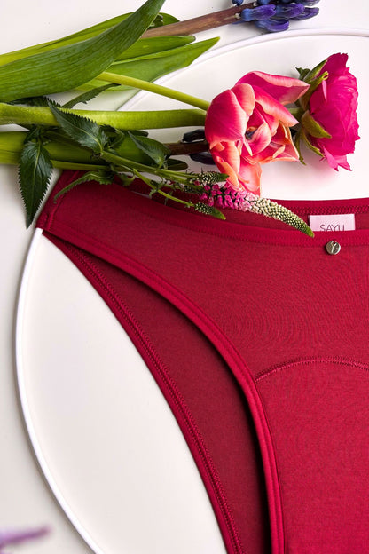 funkční menstruační kalhotky SAYU v bordó barvě a střední savosti, produktová fotka