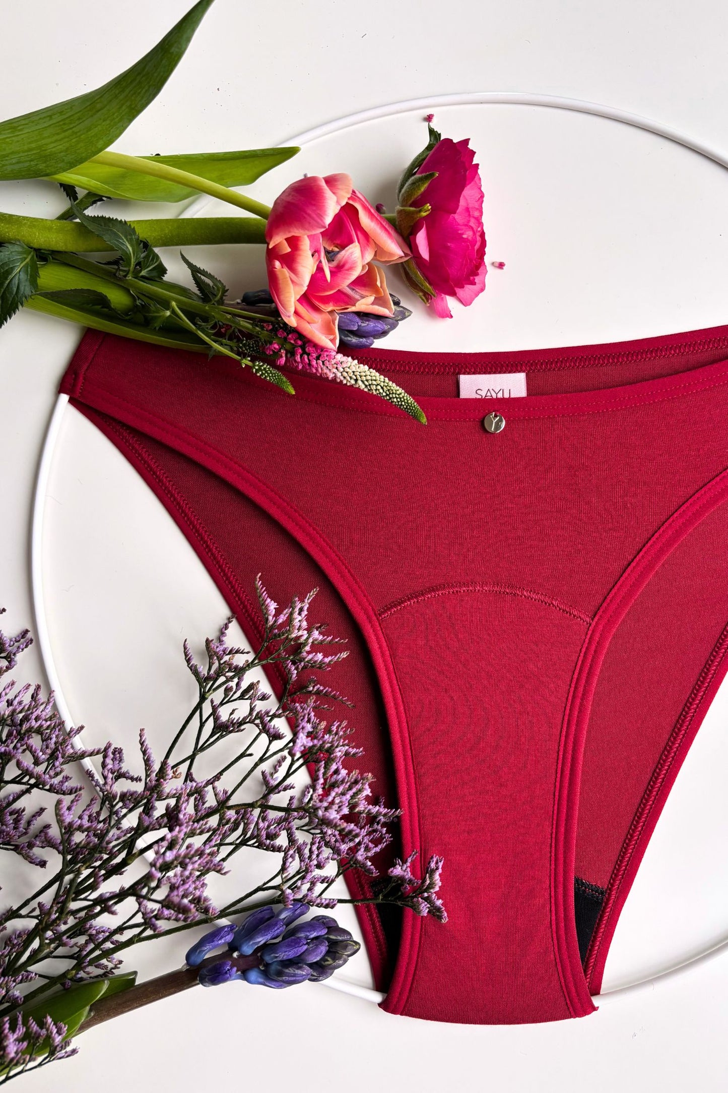 menstruační kalhotky SAYU střední savosti vyfocené s květinami, pohled na přední díl